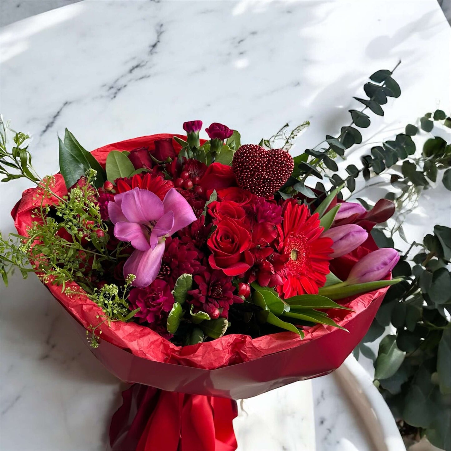 Elegant fresh flower arrangement in a stylish vase, featuring premium roses, orchids, and seasonal blooms – perfect for gifts and home decor.
